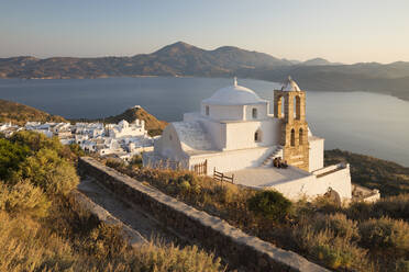 Blick auf Plaka mit der griechisch-orthodoxen Kirche und die Bucht von Milos von der Burg von Plaka aus, Milos, Kykladen, Ägäisches Meer, Griechische Inseln, Griechenland, Europa - RHPLF05457
