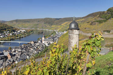 Blick vom Runder Turm auf die Stadt Zell an der Mosel, Rheinland Pfalz, Deutschland, Europa - RHPLF05471