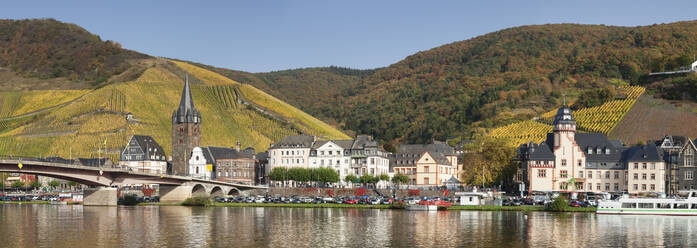 Bernkastel-Kues in autumn, Moselle Valley, Rhineland-Palatinate, Germany, Europe - RHPLF05482