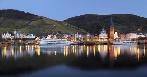 Bernkastel-Kues spiegelt sich in der Mosel, Rheinland Pfalz, Deutschland, Europa - RHPLF05485