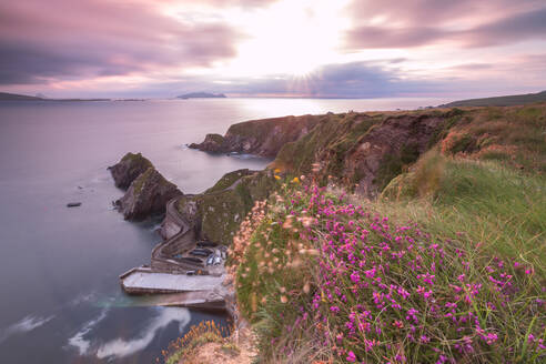 Sonnenuntergang am Dunquin-Pier (Dun Chaoin), Dingle-Halbinsel, Grafschaft Kerry, Provinz Munster, Republik Irland, Europa - RHPLF05519