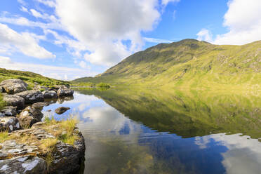 Berge, die sich im Wasser spiegeln, Killarney National Park, County Kerry, Munster, Republik Irland, Europa - RHPLF05526