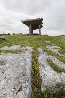 Poulnabrone Dolmen, The Burren, Grafschaft Clare, Munster, Republik Irland, Europa - RHPLF05528