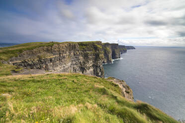Cliffs of Moher, Rand der Burren-Region in der Grafschaft Clare, Munster, Republik Irland, Europa - RHPLF05532