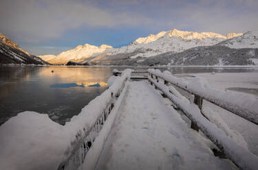 Mit Schnee bedeckter Spazierweg, Silser See, Plaun da Lej, Region Maloja, Kanton Graubünden, Engadin, Schweiz, Europa - RHPLF05536