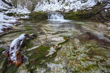 Fluss Rio Freddo in Monte Cucco im Winter, Apennin, Umbrien, Italien, Europa - RHPLF05551