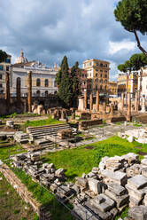 Largo di Torre Argentina Platz mit römisch-republikanischen Tempeln und Überresten von Pompeys Theater, auf dem antiken Campus Martius, Rom, Latium, Italien, Europa - RHPLF05557