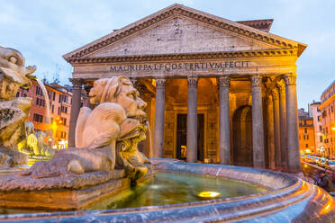 Fontana del Pantheon in der Abenddämmerung, mit dem Pantheon, UNESCO-Weltkulturerbe, auf der Piazza della Rotonda, Rom, Latium, Italien, Europa - RHPLF05559