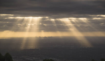 Dramatischer Blick auf die Stadt Melbourne von den Dandenong-Bergen aus, Victoria, Australien, Pazifik - RHPLF05565