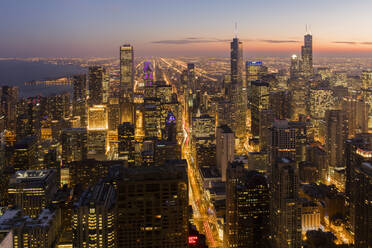 Chicago bei Sonnenuntergang von der 875 North Michigan Avenue (John Hancock Tower), Blick auf Willis (Sears) und Trump Tower, Chicago, Illinois, Vereinigte Staaten von Amerika, Nordamerika - RHPLF05568