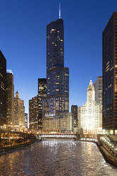 Trump Tower und Wrigley Building in der Abenddämmerung, mit Blick auf den zugefrorenen Chicago River, Chicago, Illinois, Vereinigte Staaten von Amerika, Nordamerika - RHPLF05569