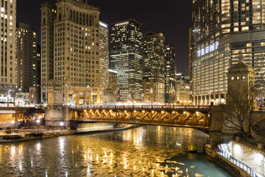 Trump Tower und gefrorener Chicago River bei Nacht, Chicago, Illinois, Vereinigte Staaten von Amerika, Nordamerika - RHPLF05571