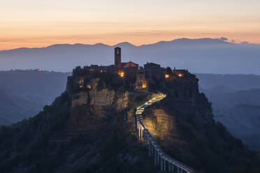 Civita di Bagnoregio, eine mittelalterliche Stadt auf einem vulkanischen Felsen, kurz vor Sonnenaufgang, Latium, Italien, Europa - RHPLF05572