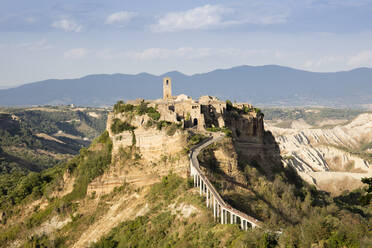 Civita di Bagnoregio, eine mittelalterliche Stadt auf einem vulkanischen Felsen, in der Nachmittagssonne, Latium, Italien, Europa - RHPLF05574