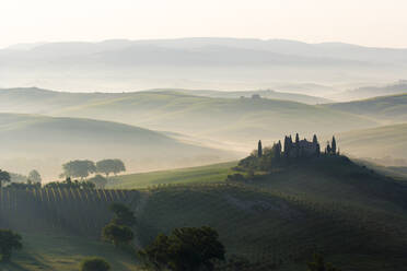 Podere Belvedere und neblige Hügel bei Sonnenaufgang, Val d'Orcia, San Quirico d'Orcia, UNESCO-Weltkulturerbe, Toskana, Italien, Europa - RHPLF05586