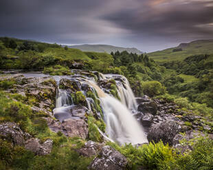 Sonnenuntergang am Loup o Fintry-Wasserfall in der Nähe des Dorfes Fintry, Stirlingshire, Schottland, Vereinigtes Königreich, Europa - RHPLF05594