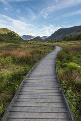 Ein erhöhter Weg im Borrowdale-Tal mit dem markanten Hügel Castle Crag in der Mitte des Bildes, Lake District National Park, UNESCO-Weltkulturerbe, Cumbria, England, Vereinigtes Königreich, Europa - RHPLF05598