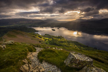 Sonnenaufgang über Derwentwater vom Bergrücken, der zu Catbells im Lake District National Park führt, UNESCO-Weltkulturerbe, Cumbria, England, Vereinigtes Königreich, Europa - RHPLF05599