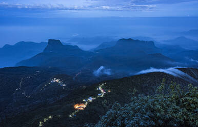 Lichter, die den Pilgerweg durch den Wald zum Sri Pada (Adams Peak) markieren, einer wichtigen Pilgerstätte in Sri Lanka, Asien - RHPLF05600