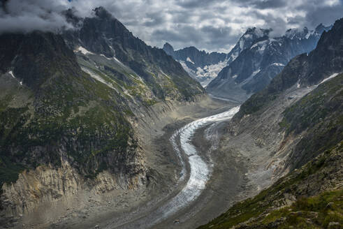 Mer de Glace, der größte Gletscher Frankreichs, 7 km lang und 200 m tief, fließt in das Tal von Chamonix, Haute Savoie, Französische Alpen, Frankreich, Europa - RHPLF05603