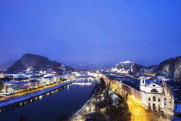 Blick über die Altstadt, UNESCO-Welterbe, Markuskirche und Burg Hohensalzburg in der Abenddämmerung, Salzburg, Österreich, Europa - RHPLF05609