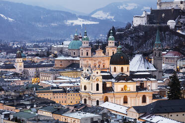 Blick über die Altstadt, UNESCO-Weltkulturerbe, und den Salzburger Dom in der Abenddämmerung, Salzburg, Österreich, Europa - RHPLF05610