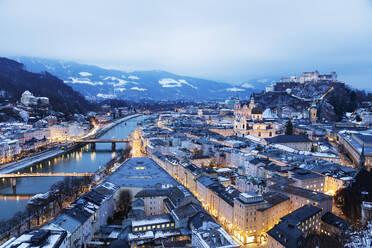 Blick über die Altstadt, UNESCO-Weltkulturerbe, und die Burg Hohensalzburg in der Abenddämmerung, Salzburg, Österreich, Europa - RHPLF05612
