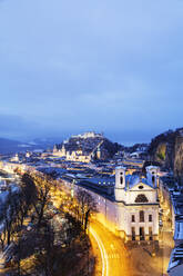 Blick über die Altstadt, UNESCO-Welterbe, Markuskirche und Burg Hohensalzburg in der Abenddämmerung, Salzburg, Österreich, Europa - RHPLF05613