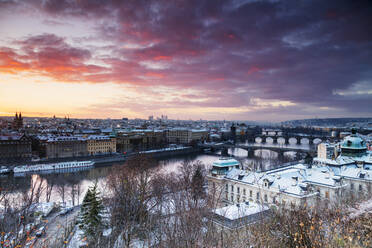 Brücken über die Moldau bei Sonnenaufgang, Prag, Tschechische Republik, Europa - RHPLF05614