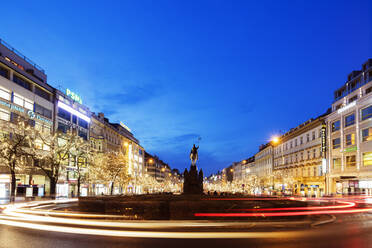 Weihnachtsbeleuchtung und Ludmila-Statue, Prag, Tschechische Republik, Europa - RHPLF05619