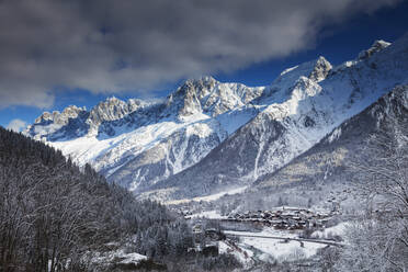 Dorf Les Houches unterhalb des Mont Blanc, Chamonix, Hochsavoyen, Rhone-Alpen, Frankreich, Europa - RHPLF05631
