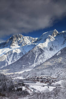 Dorf Les Houches unterhalb des Mont Blanc, Chamonix, Hochsavoyen, Rhone-Alpen, Frankreich, Europa - RHPLF05632