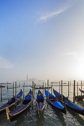 Gondel und Kirche San Giorgio Maggiore über Basino di San Marco, Venedig, UNESCO-Weltkulturerbe, Venetien, Italien, Europa - RHPLF05655