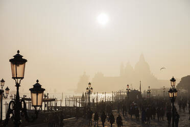 Basilika Santa Maria della Salute im Nebel vom Markusplatz aus, Venedig, UNESCO-Weltkulturerbe, Venetien, Italien, Europa - RHPLF05656