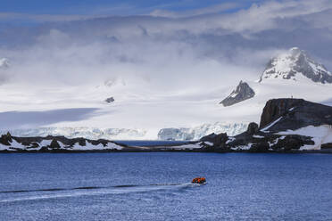 Expeditionstouristen in einem Zodiac-Boot nähern sich der Half Moon Island, sonniger Tag, Süd-Shetland-Inseln, Antarktis, Polarregionen - RHPLF05689