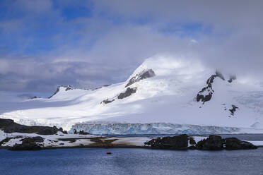 Expeditionstouristen auf der Halbmondinsel, Livingston Island im Hintergrund, sonniger Tag, Südliche Shetlandinseln, Antarktis, Polarregionen - RHPLF05690