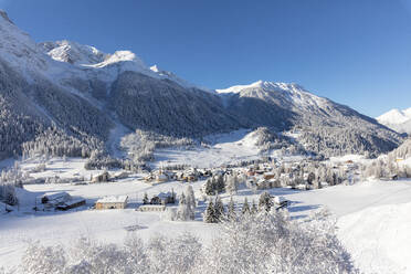 Alpendorf Bergun mit Schnee bedeckt, Albulatal, Kanton Graubünden, Schweiz, Europa - RHPLF05691