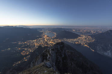 Überblick über Lecco bei Sonnenaufgang vom Monte Coltignone, Lombardei, Italien, Europa - RHPLF05697