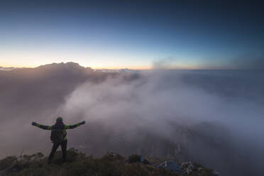 Wanderer auf dem Gipfel des Monte Coltignone in der Morgendämmerung, Provinz Lecco, Lombardei, Italien, Europa - RHPLF05698