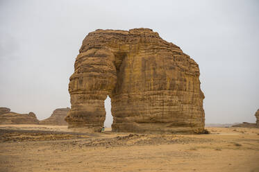 Riesiger Bogen im Elefantenfelsen, Al Ula, Saudi-Arabien, Naher Osten - RHPLF05710