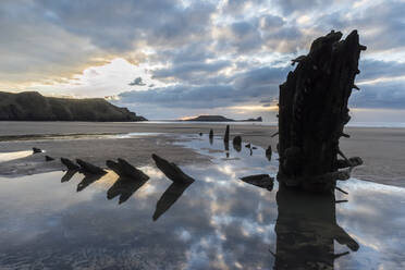 Helvetia-Schiffswrack bei Ebbe, Rhossili Bay, Gower Peninsula, Südwales, Vereinigtes Königreich, Europa - RHPLF05724