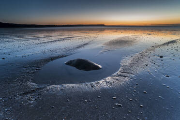 Strand von Oxwich bei Ebbe in der Morgendämmerung, Gower-Halbinsel, Südwales, Vereinigtes Königreich, Europa - RHPLF05731