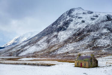 Verlassenes Gehöft im Schnee, Winter in den Cairngorms, Schottland, Vereinigtes Königreich, Europa - RHPLF05739