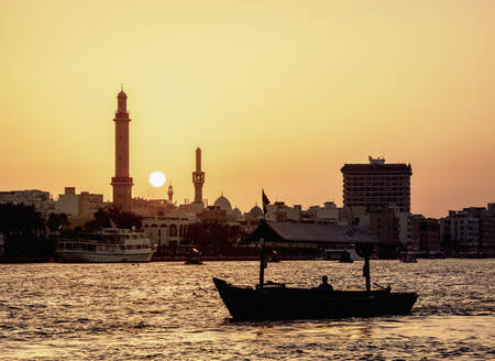 Abra-Boot auf dem Dubai Creek bei Sonnenuntergang, Dubai, Vereinigte Arabische Emirate, Naher Osten - RHPLF05746