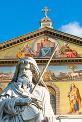 Die Statue des Heiligen Paulus in der päpstlichen Basilika St. Paul vor den Mauern (Basilica Papale di San Paolo fuori le Mura), Rom, Latium, Italien, Europa - RHPLF05756