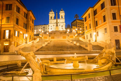 Fontana della Barcaccia vor der Spanischen Treppe an der Piazza di Spagna im Morgengrauen, Rom, Latium, Italien, Europa - RHPLF05758