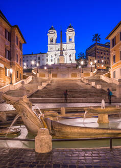 Brunnen Fontana della Barcaccia auf der Piazza di Spagna an der Spanischen Treppe mit der Kirche Santissima Trinita dei Monti, Rom, Latium, Italien, Europa - RHPLF05759