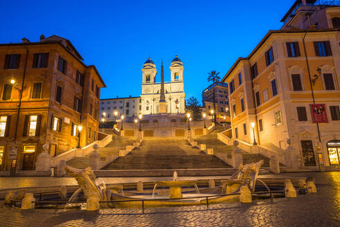 Brunnen Fontana della Barcaccia auf der Piazza di Spagna an der Spanischen Treppe mit der Kirche Santissima Trinita dei Monti, Rom, Latium, Italien, Europa - RHPLF05760