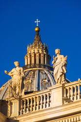 Kuppel und Statuen des Petersdoms im frühen Morgenlicht, Vatikanstadt, UNESCO-Weltkulturerbe, Rom, Latium, Italien, Europa - RHPLF05762