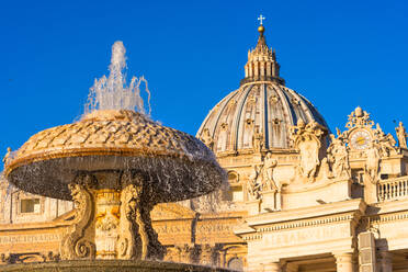 Kuppel und Brunnen des Petersdoms im frühen Morgenlicht, Vatikanstadt, UNESCO-Weltkulturerbe, Rom, Latium, Italien, Europa - RHPLF05763